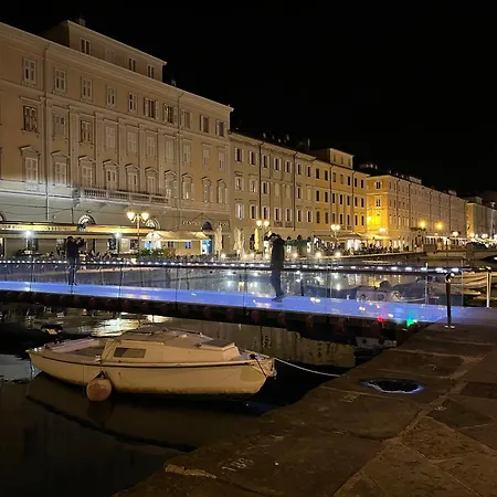 Habemus Loft -the Circle Raffinato Ed Esclusivo Art-loft Open Space Nel Cuore Storico Pedonale Di Apartment Trieste