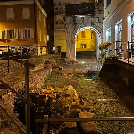 Apartman Habemus Loft -the Circle Raffinato Ed Esclusivo Art-loft Open Space Nel Cuore Storico Pedonale Di Trieszt